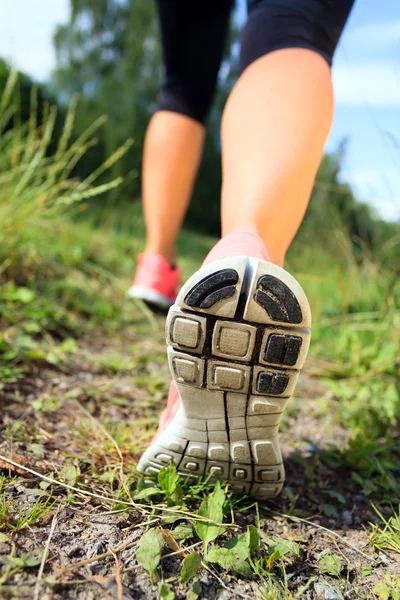 Andar ou correr pernas na floresta, aventura e exercício — Fotografia de Stock