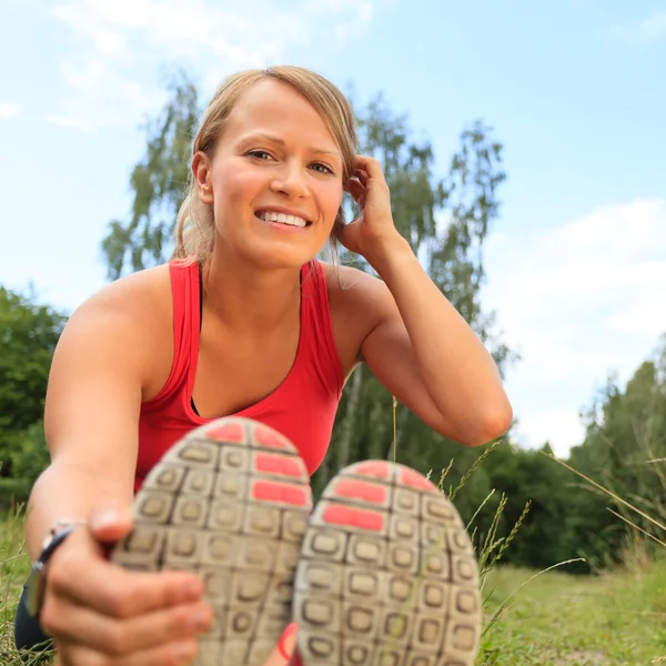 Lycklig kvinna löpare utövar och Stretching, sommaren natur outd — Stockfoto