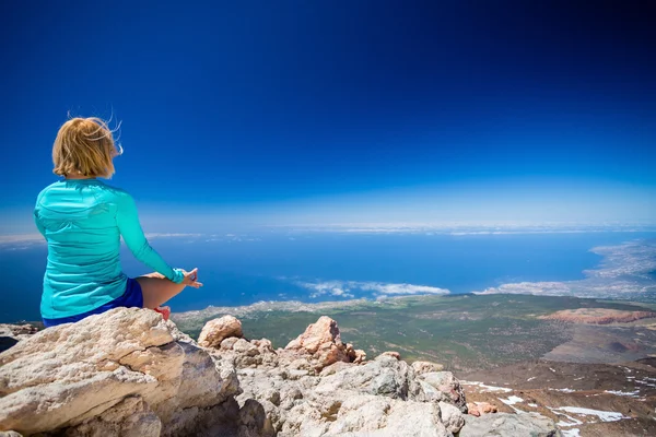 Žena dělá jógu meditovat mimo — Stock fotografie