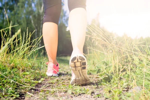 Chodzenia lub biegania nogi w lesie, przygoda i ćwiczenia — Zdjęcie stockowe