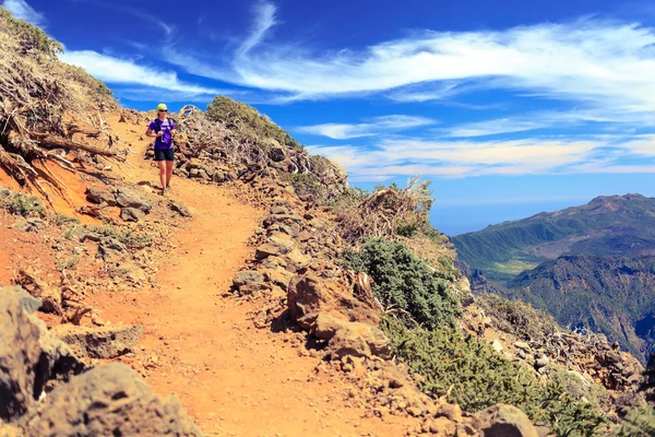 Trilha corredor mulher, andando nas montanhas — Fotografia de Stock