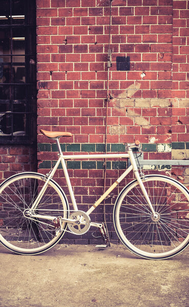 Городской велосипед на красной стене, ретро винтажный велосипед
