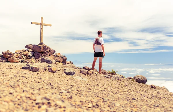 Sendero corredor cumbre, hombre corriendo en las montañas —  Fotos de Stock