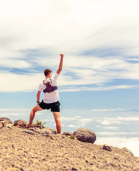 Trail runner éxito, hombre corriendo en las montañas — Foto de Stock