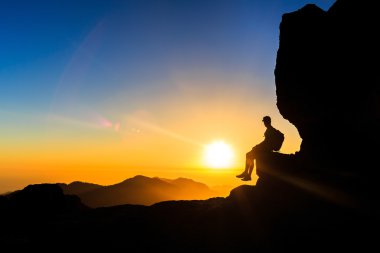 Adam siluet dağlar gün batımı özgürlük hiking
