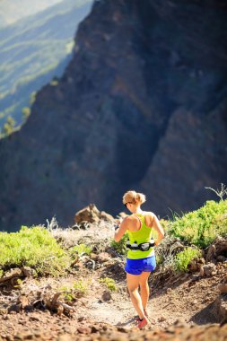 Rocky dağlarında yaz gününde çalışan yürüyen kadın