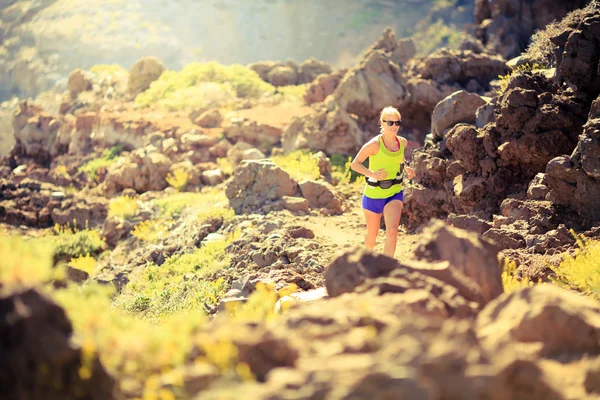 Mulher feliz correndo nas montanhas por do sol de verão — Fotografia de Stock