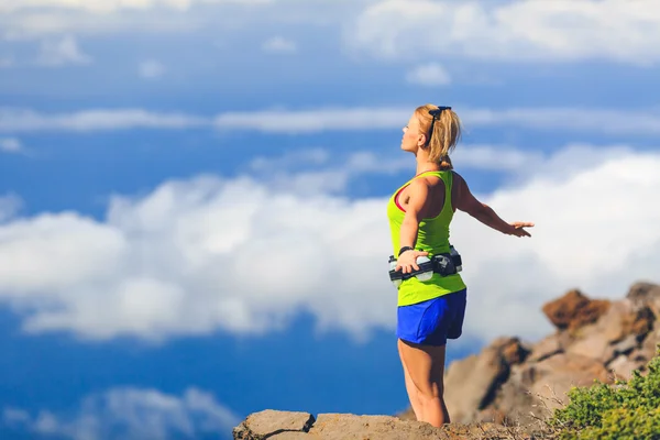 Heureuse femme coureur bras levés tendus — Photo