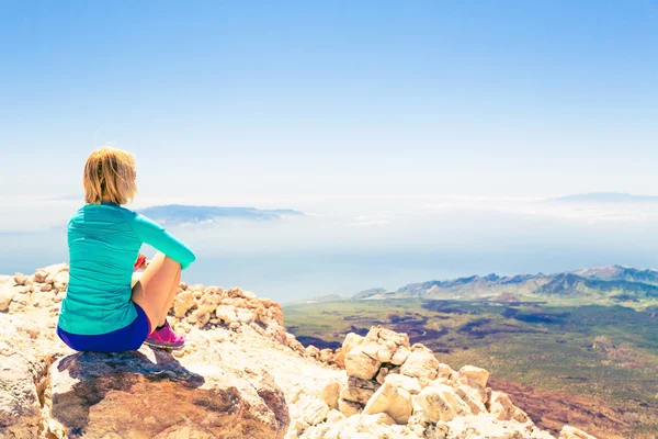 Vrouw meditatie prachtige inspirerende landschap — Stockfoto