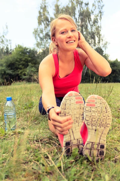 Žena běžec, procvičení a protažení, příroda v létě venku Stock Fotografie