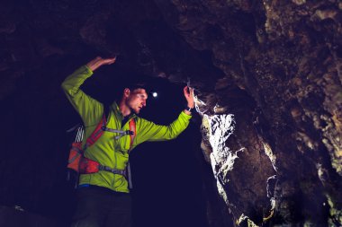 Yeraltı karanlık mağaranın tünel keşfetmek adam