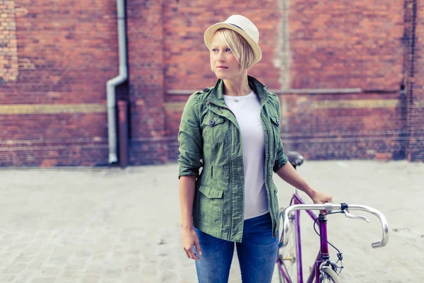 Hipster mujer con bicicleta de carretera vintage en la ciudad — Foto de Stock