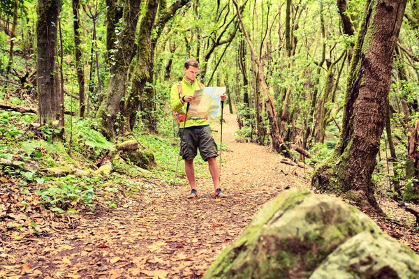 Турист с картой в лесу — стоковое фото