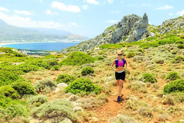 Szczęśliwa kobieta trail running w pięknych górach — Zdjęcie stockowe