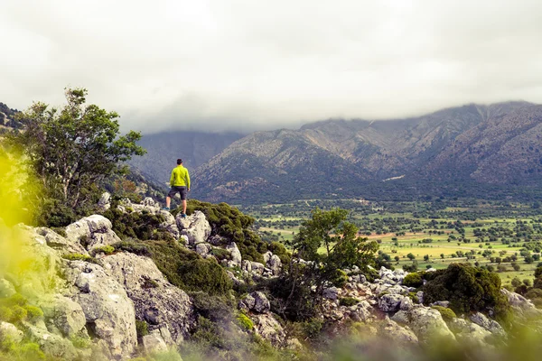 Piesze wycieczki mężczyzna patrząc na piękne góry — Zdjęcie stockowe