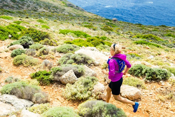 Sentiero donna felice in esecuzione in belle montagne — Foto Stock