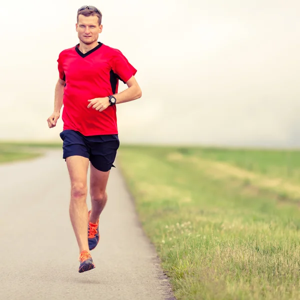 Человек бегает и тренирует здоровый образ жизни — стоковое фото