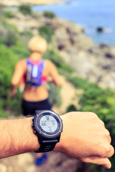 Biegacz, patrząc na zegarek sportowy — Zdjęcie stockowe