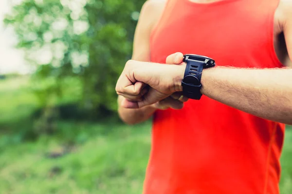 Man kör och kontrollera sport smart Watch-klocka — Stockfoto