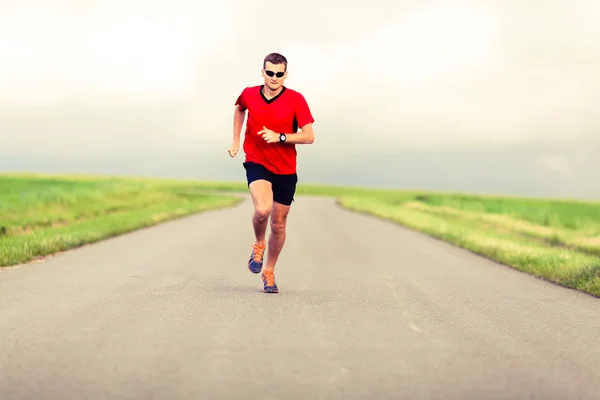 Mann läuft und übt gesunden Lebensstil aus — Stockfoto