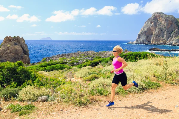 Sentiero donna felice in esecuzione in belle montagne — Foto Stock