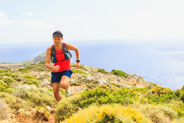 Sentiero felice che corre uomo in belle montagne — Foto Stock