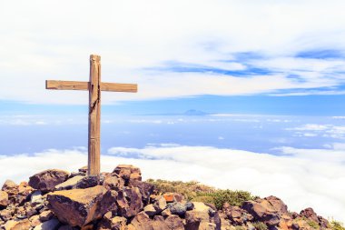 Dağın tepesinde Hristiyan çarmıhta
