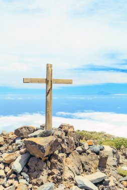 Dağın tepesinde Hristiyan çarmıhta
