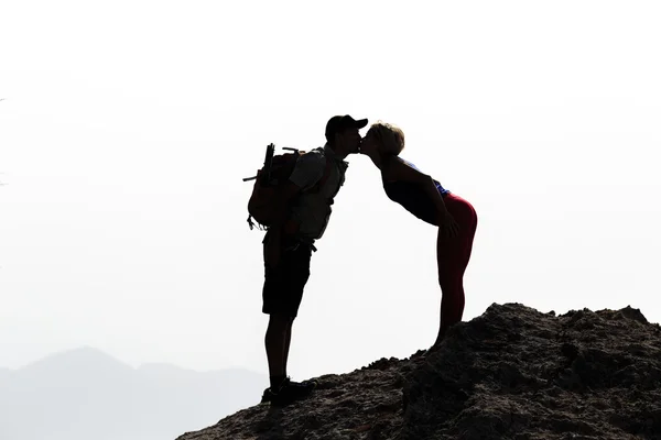 Ευτυχισμένο ζευγάρι φιλιά στην σύνοδο κορυφής του βουνού — Φωτογραφία Αρχείου