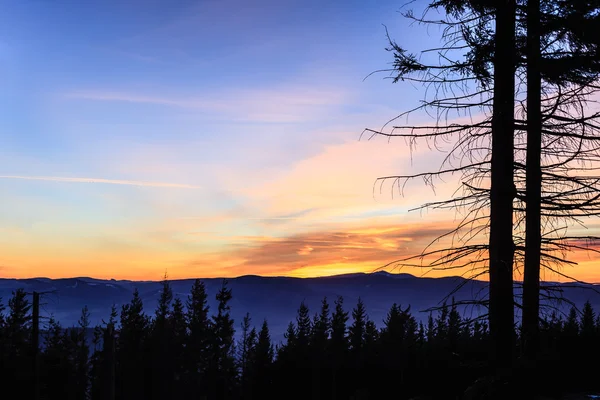 Paysage inspirant coucher de soleil dans les montagnes — Photo