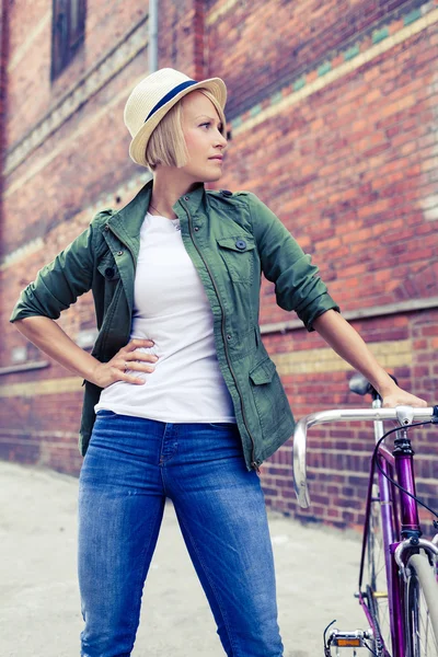 Hipster kvinna med vintage väg cykel på ort gata — Stockfoto
