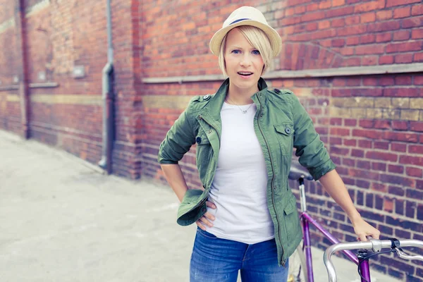 Hipster kobiety z rocznika dróg rowerowych w mieście — Zdjęcie stockowe