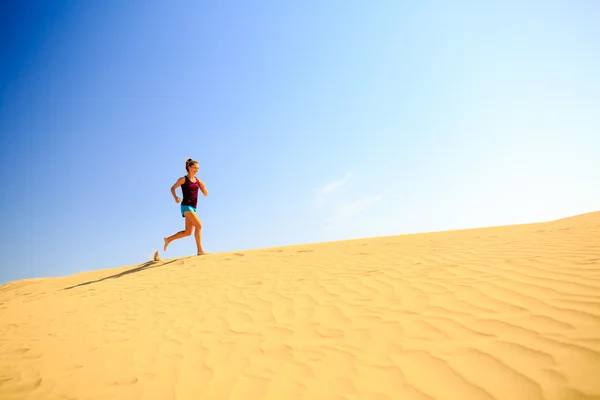 Ung kvinna körs på sand öknens sanddyner — Stockfoto