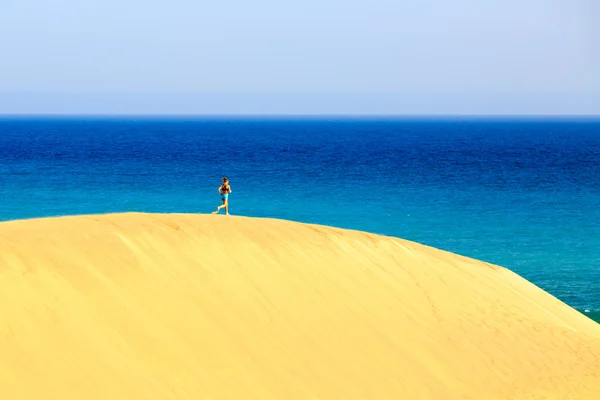 Genç kadın kum çöl dunes üzerinde çalışan — Stok fotoğraf