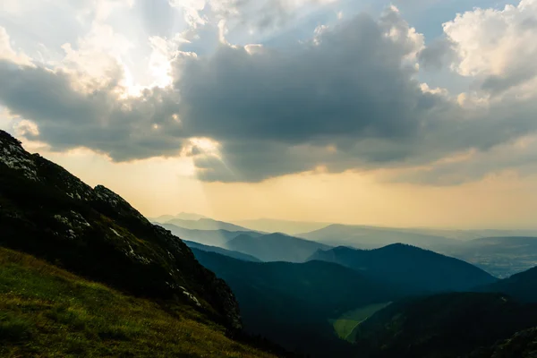 Inspirerande landskap, sommar solnedgång i Tatras — Stockfoto