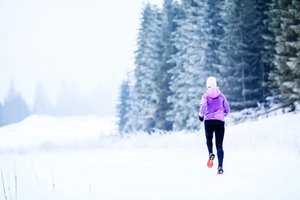 Mulher correndo no inverno, inspiração fitness e motivação — Fotografia de Stock