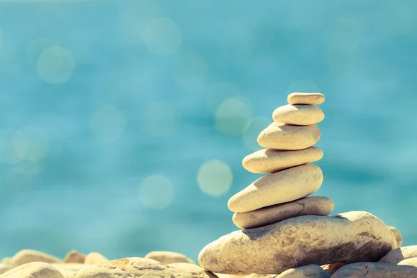 Stones balance at the beach, stack over blue sea — Stock Photo, Image