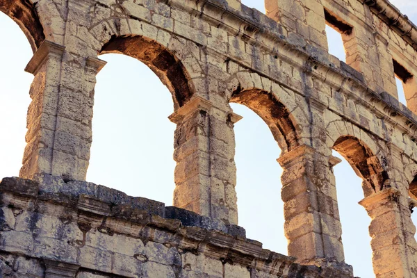 Arena de anfiteatro romano, antiga arquitetura de coliseu em Pula — Fotografia de Stock