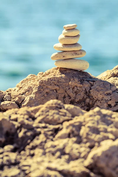 Piedras equilibrio en la playa, pila sobre el mar azul —  Fotos de Stock