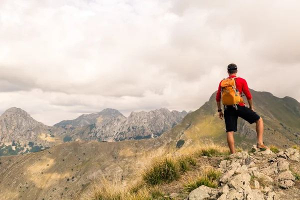 Pěší turistika muž nebo stezka běžec v horách — Stock fotografie