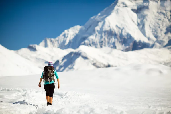Женщина, гуляющая в зимних горах — стоковое фото