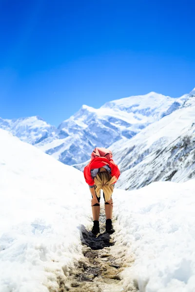Woman climbing  in winter mountains — Stok fotoğraf
