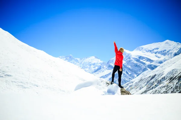 Woman success climbing on mountain peak — Stock Photo, Image