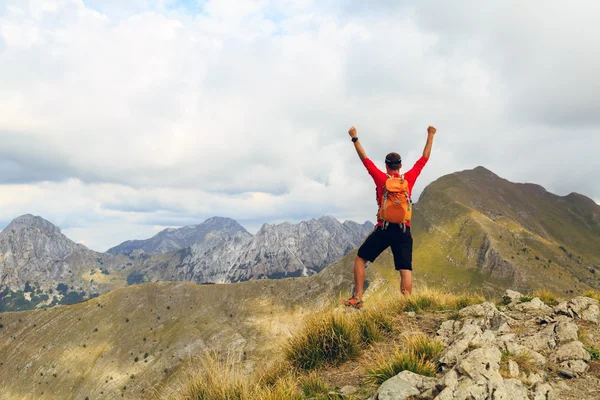 Pěší turistika úspěch, muž běžec v horách — Stock fotografie