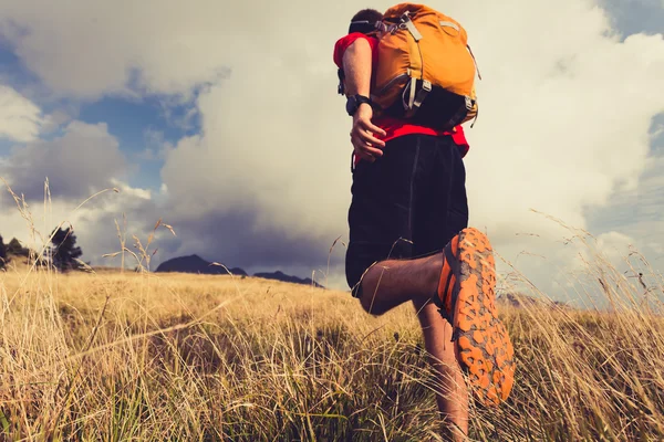 Wanderer mit Rucksack unterwegs — Stockfoto