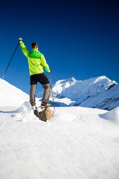 Man hiking in Himalaya Mountains in Nepal — Stok Foto