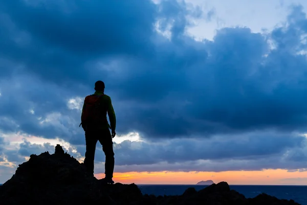 Hiking silhouette backpacker — 图库照片