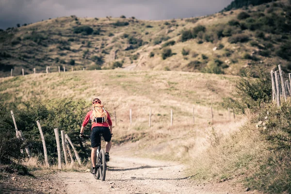 Ciclista de montaña en carretera de campo, pista de sendero en inspirationa — Foto de Stock