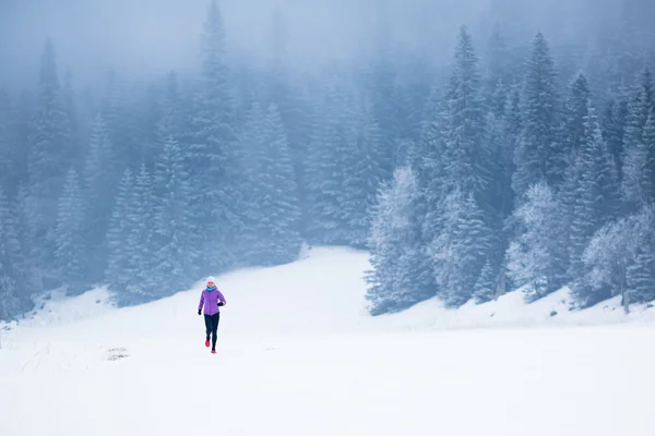 Winter lopende vrouw, joggen inspiratie en motivatie — Stockfoto