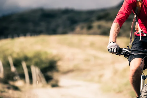 Ciclista de montaña en carretera de campo, pista de sendero en inspirationa — Foto de Stock